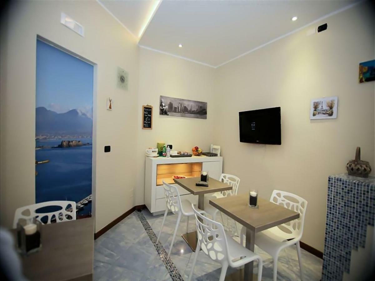 Casa Vittoria Bed & Breakfast เนเปิลส์ ภายนอก รูปภาพ